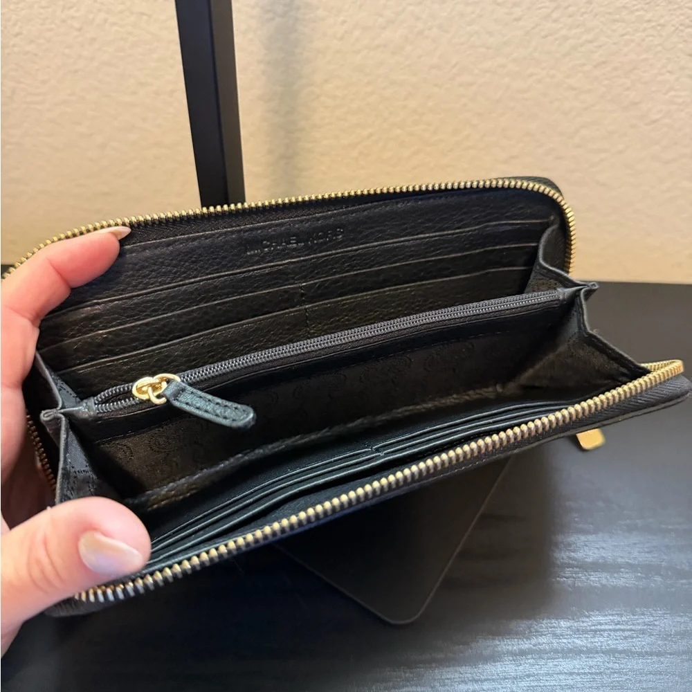 🔥SALE🔥Michael Kors Black Leather Wallet with Gold Zipper